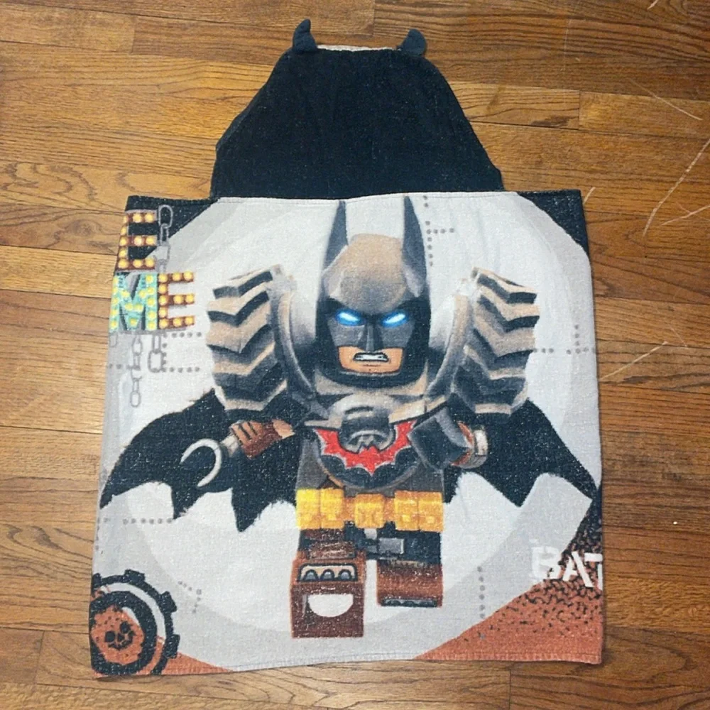 •LEGO•BATMAN BUNKER LEGO CHARACTER HOODED AND HAND CUFF WRAP AROUND TOWEL EUC